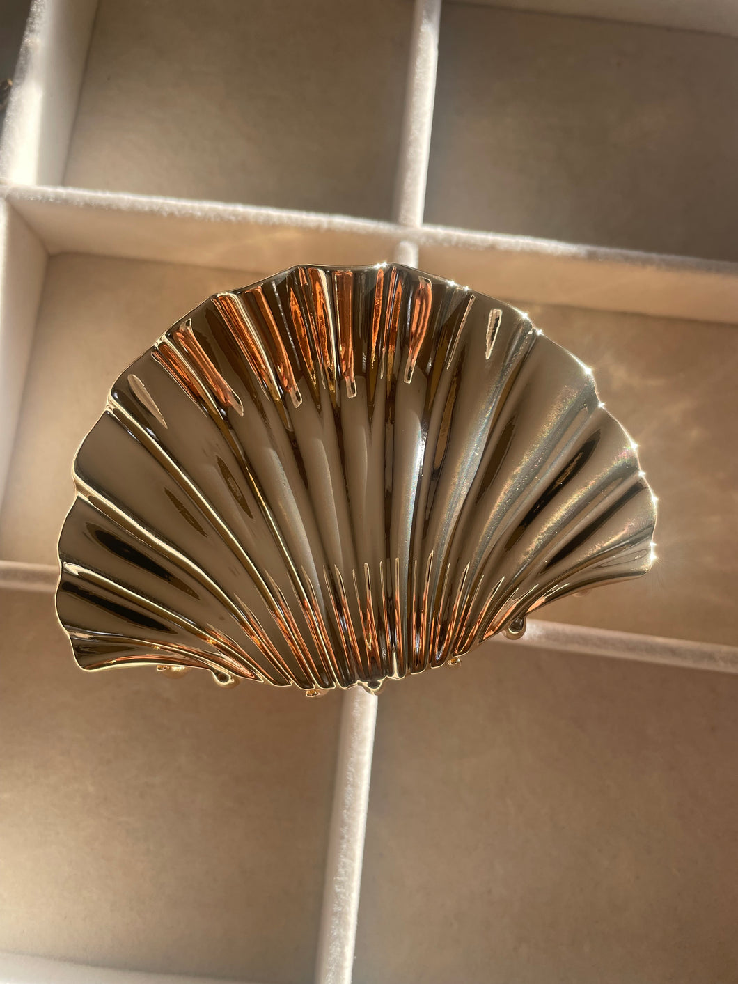 A Beachy Holiday Claw Hair Clip